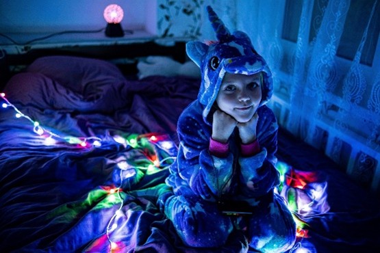 https://pixabay.com/nl/photos/meisje-pyjama-garland-verlichting-6932282/