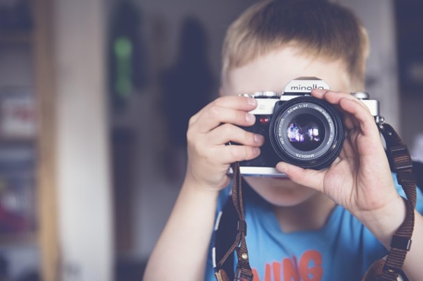 https://pixabay.com/nl/photos/jongen-fotograaf-camera-kind-lens-1846310/ 
