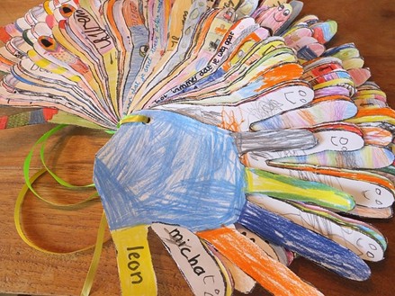 https://pixabay.com/nl/photos/hand-kinderhandjes-waaier-afscheid-1275082/