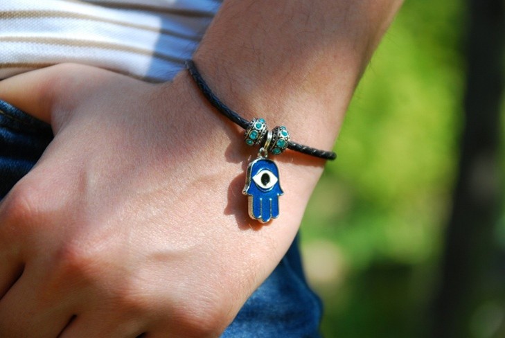 https://pixabay.com/nl/photos/armband-charme-de-charme-armband-5549178/ 