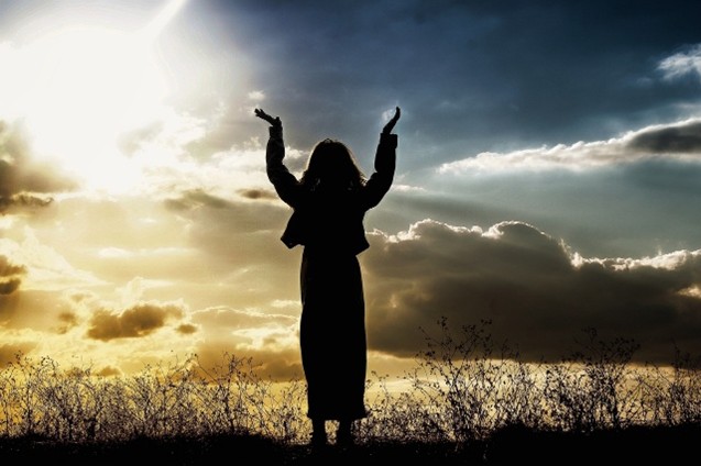 https://pixabay.com/nl/photos/vrouw-bidden-geloven-god-persoon-571715/