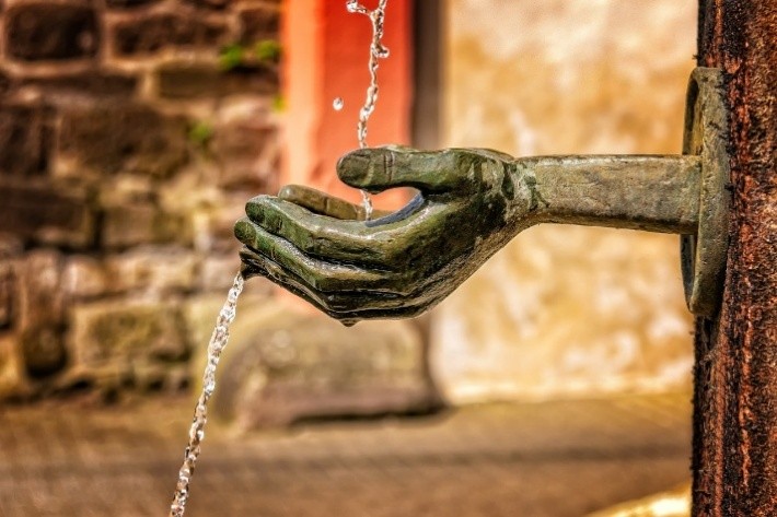https://pixabay.com/nl/photos/fontein-water-stromen-nat-3412242/ 