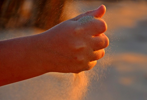 https://pixabay.com/nl/photos/vuist-hand-vinger-gesloten-zand-1607060/