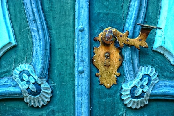 © https://pixabay.com/photos/castle-blue-door-romantic-building-2184775/