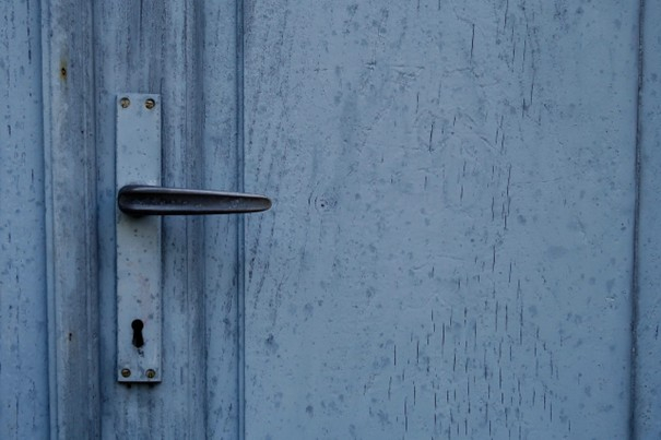 © https://pixabay.com/photos/door-door-lock-door-handle-entrance-3664970/