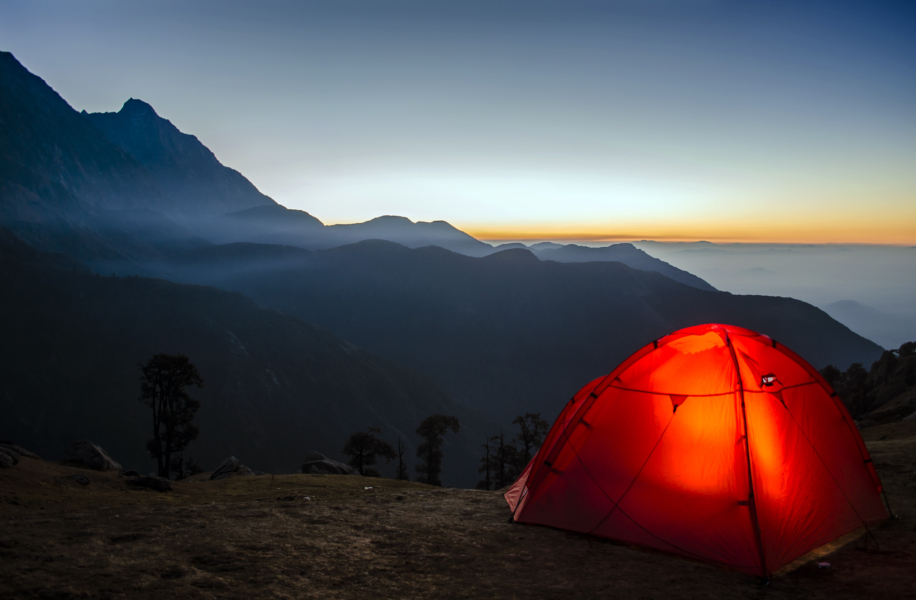 © https://pixabay.com/photos/camping-travel-sunrise-adventure-2581242/