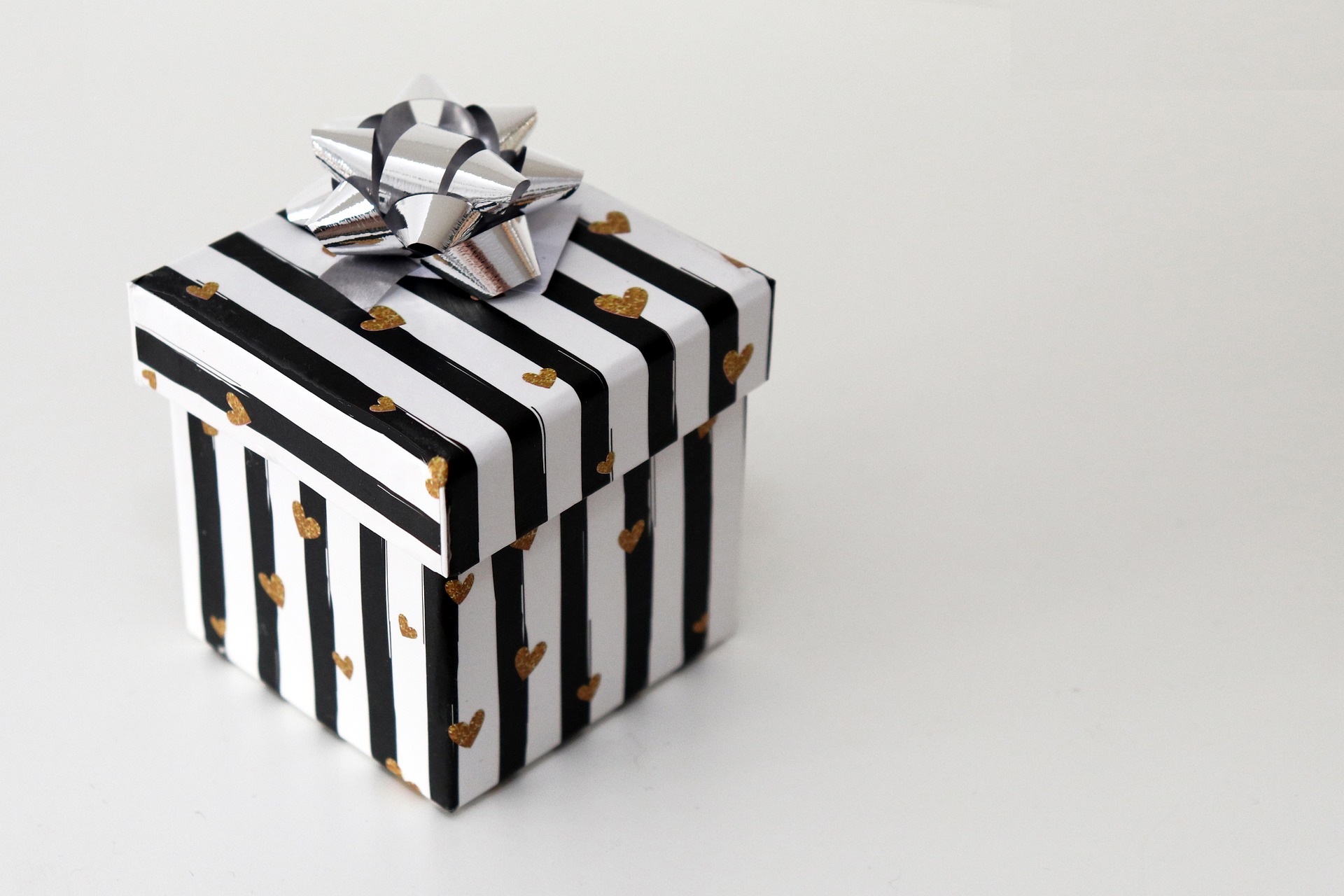 ©Pixaby bellahu123-gift-4663231_1920