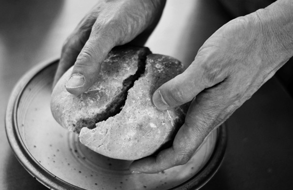 © https://pixabay.com/photos/supper-loaf-dinner-broken-bread-7017021/